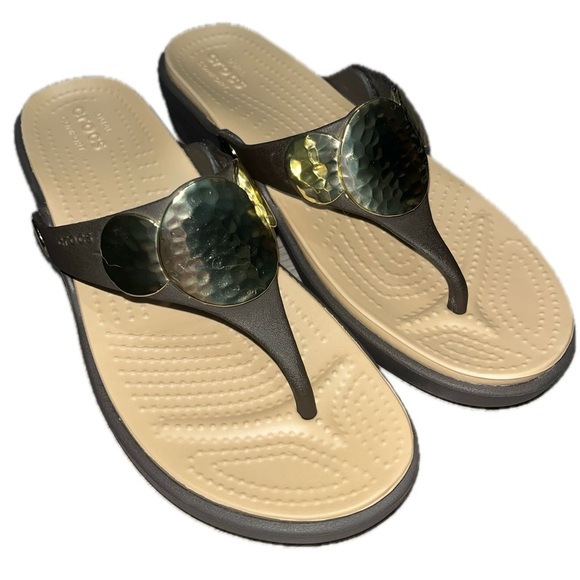 Crocs Sanrah Hammered Circle Wedge Flip Sandal Women's size W7 ESPRESSO/GOLD EUC - Picture 6 of 11